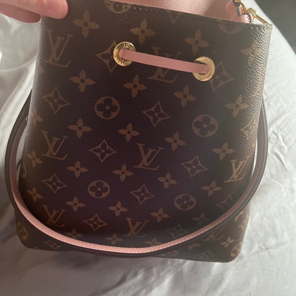 Louis Vuitton - Picture 1 of 5